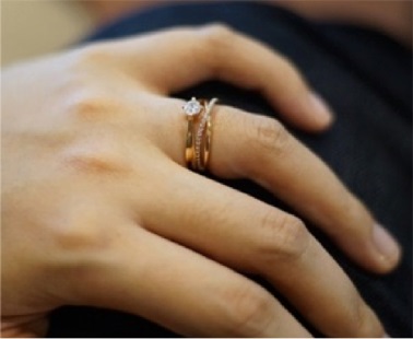 Frauenhand mit zwei Ringen