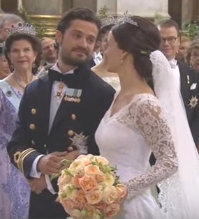 Prinz Carl Philip von Schweden schreitet mit Sofia zum Traualtar