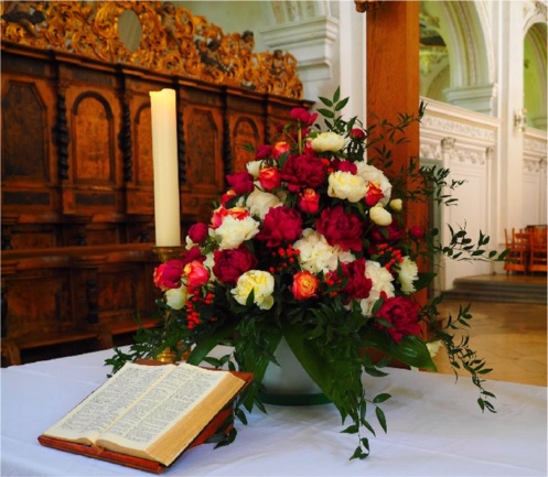 Blumenstrauss auf dem Hochzeitsaltar