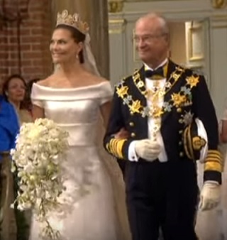 Prinzessin Victoria von Schweden wird vom Vater in die Hochzeitskirche geführt