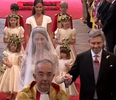 Catherine Middleton wird vom Vater in die Hochzeitskirche geführt