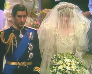 Hochzeitseinzug - Prinz Charles führt Lady Diana in die Kirche