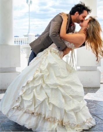 Brautpaar küsst sich - Rüschenbrautkleid