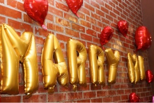 Goldene Ballons an der Wand: Marry Me