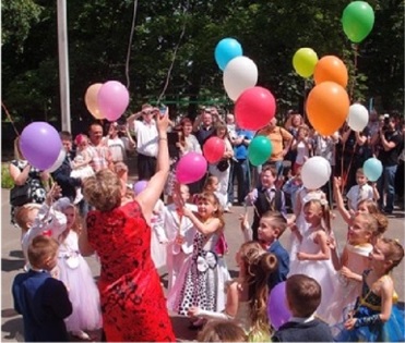 Ballonaktion, mit Gas gefüllte Ballons steigen beim Fest