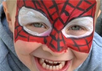 Kind als Spiderman geschminkt