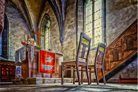 Altarraum mit Altar und zwei Stühlen